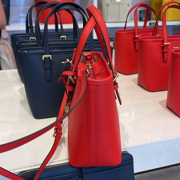 MICHAEL KORS
Jet Set Travel Extra-Small Saffiano Leather Top-Zip Tote Bag
NWT - Picture 4 of 16